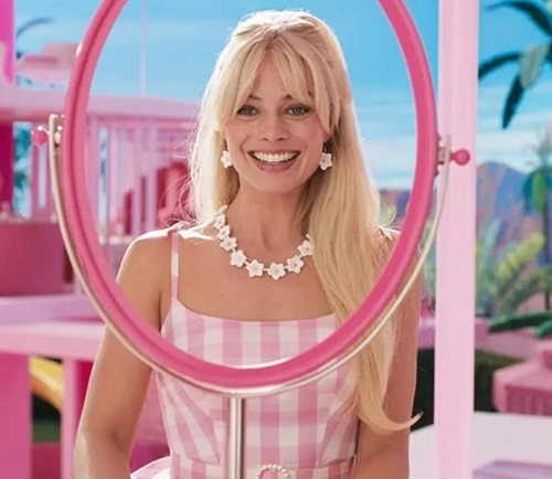 Usar cor-de-rosa para ver Barbie não é fútil. É poderoso e